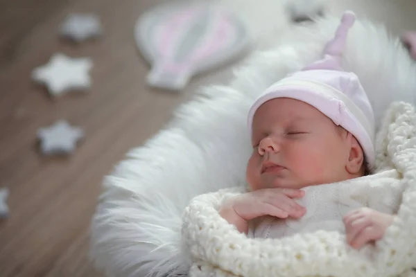 Baby Pasgeboren Slapende Verpakt Een Warme Deken — Stockfoto