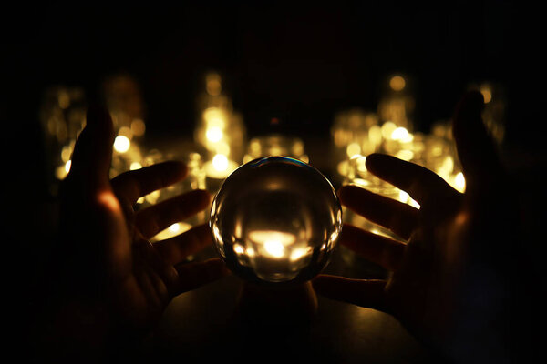 Черный фон с мячом и свечами. Предсказание и предсказание судьбы.