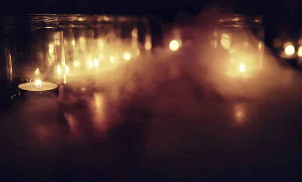 Achtergrond Met Kaarsen Glas Kaarsen Branden Een Donkere Plek Rust — Stockfoto