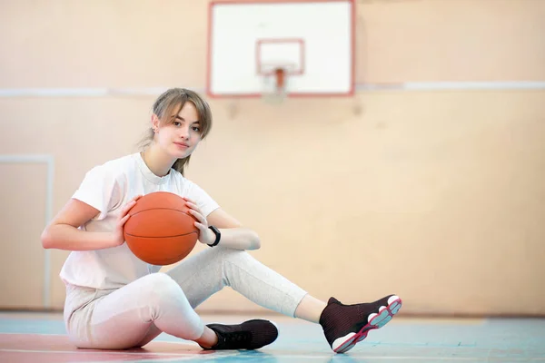在体育馆里玩篮球的年轻女生 — 图库照片