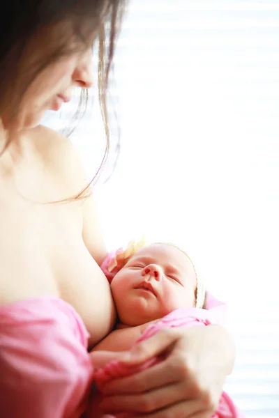 Newborn Baby Lies Her Mother Arms Beautiful Baby European Appearance — Stock Photo, Image