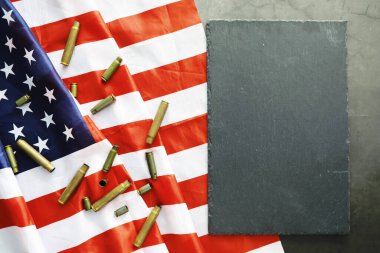 Gri arka planda Amerikan bayrağı. Askeri geçmişi ve kurşunları var. ABD ve AB ortak batısı.