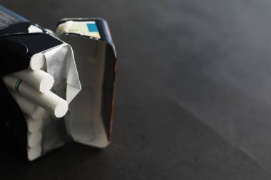 Tütün tüttürüyor. Sigaralar pakette. Sigara içmek ölümcül bir alışkanlıktır..