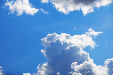 Yaz gökyüzünde yüksek bulutlar. Gökyüzü arka planı. Gökyüzünün meteorolojik gözlemleri.