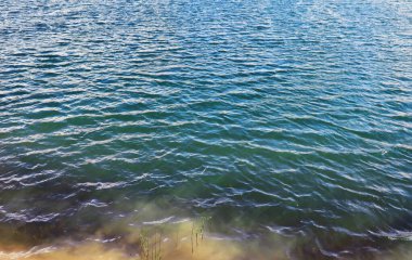 Su yüzeyi. Suyun dokusunu. Göldeki dalgalar rüzgarlı hava.