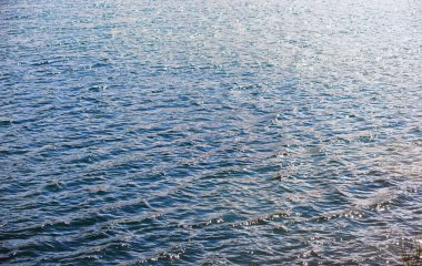 Su yüzeyi. Suyun dokusunu. Göldeki dalgalar rüzgarlı hava.