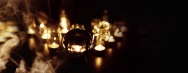 Duman topu ve mumlarla soyut bir arkaplan. Geleceğin öngörüsü. Öngörü.