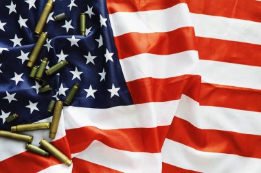 Gri arka planda Amerikan bayrağı. Askeri geçmişi ve kurşunları var. ABD ve AB ortak batısı.