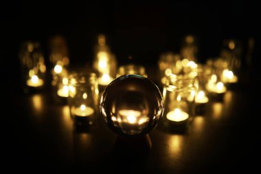 Siyah arka plan, balo ve mumlar. Kaderin kehaneti ve tahmini.