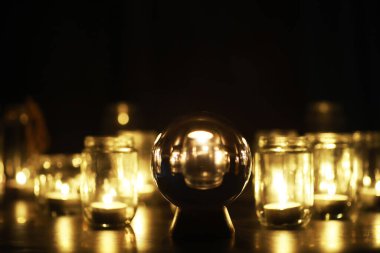 Siyah arka plan, balo ve mumlar. Kaderin kehaneti ve tahmini.