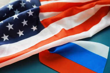 Geçmişi politik. Arka planda Amerikan ve Rus bayrağı var. ABD 'nin Rusya' ya uyguladığı yaptırımlar. Dipomotik ilişkilerin şiddetlenmesi.