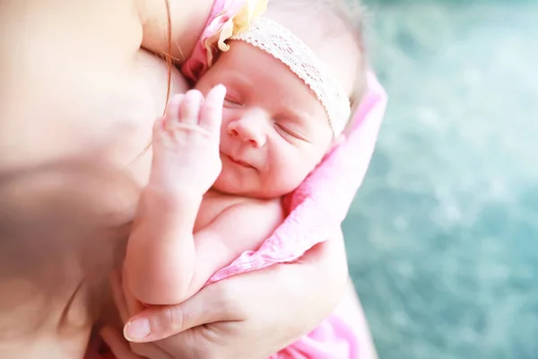 Een Pasgeboren Baby Ligt Armen Van Haar Moeder Mooie Baby — Stockfoto