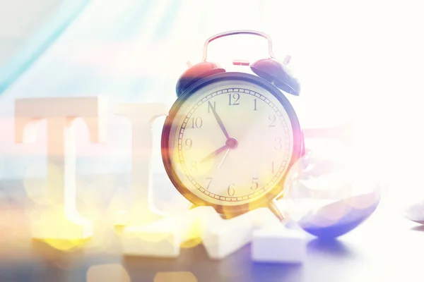 Gran Despertador Reloj Está Mesa Inscripción Tiempo Tiempo Para Descansar —  Fotos de Stock