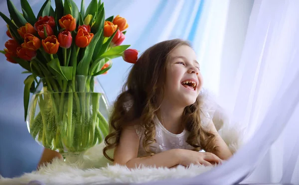 Menina Bonita Vestidos Brancos Com Magnífico Buquê Primeiras Tulipas Dia — Fotografia de Stock