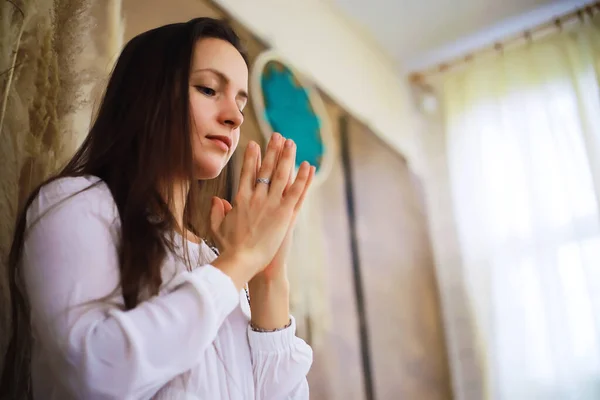 Yoga Egzersizleri Yapan Güzel Atletik Kız Evde Meditasyonun Tadını Çıkarıyor — Stok fotoğraf