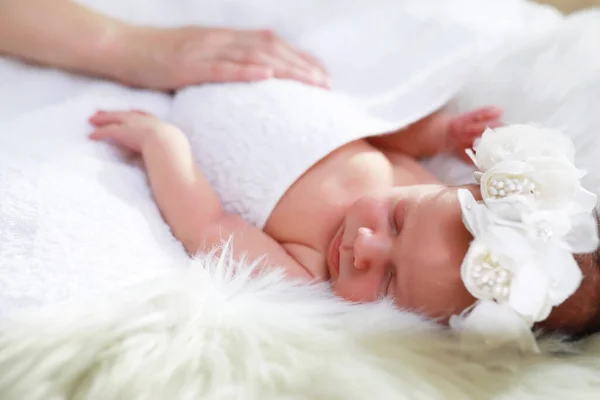 Newborn Baby Lies Her Mother Arms Beautiful Baby European Appearance — Stock Photo, Image