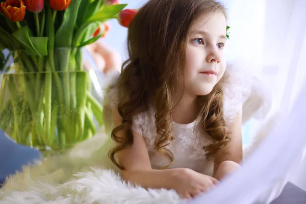 Menina Bonita Vestidos Brancos Com Magnífico Buquê Primeiras Tulipas Dia — Fotografia de Stock