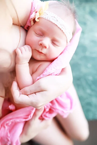 Neonato Giace Tra Braccia Sua Madre Bellissimo Bambino Aspetto Europeo — Foto Stock