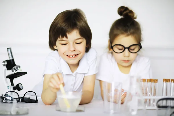 Két Aranyos Gyerek Kémiaórán Kísérleteket Csinál Elszigetelt Fehér Backgroun — Stock Fotó