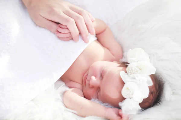 Een Pasgeboren Baby Ligt Armen Van Haar Moeder Mooie Baby — Stockfoto