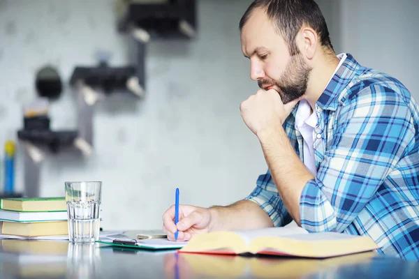 Porträtt Glad Ung Man Läsa Bok När Sitter Golvet Sitt — Stockfoto