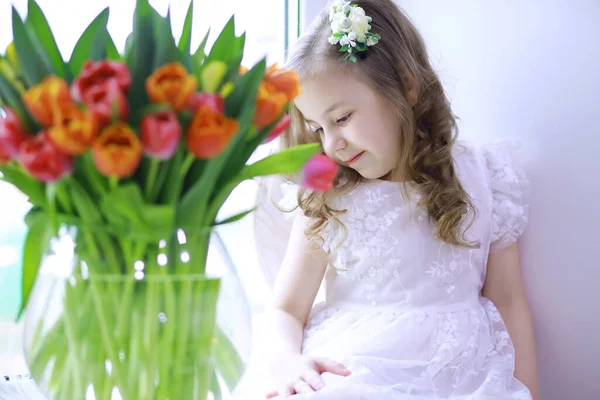 Menina Bonita Vestidos Brancos Com Magnífico Buquê Primeiras Tulipas Dia — Fotografia de Stock