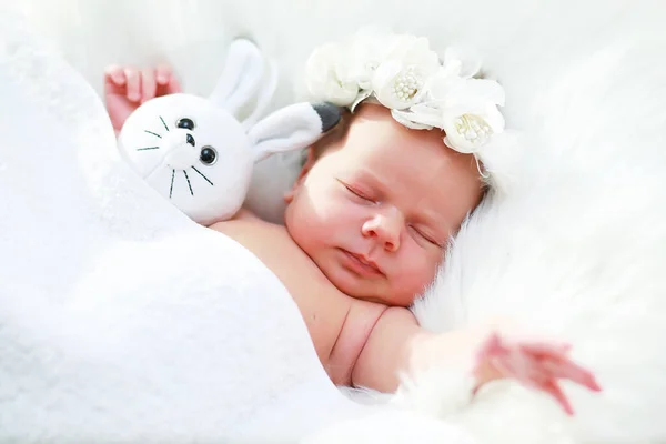 一个新生儿躺在她母亲的怀里 漂亮的欧洲小宝宝在睡觉 — 图库照片