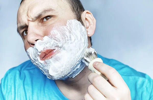 Homem Faz Barba Frente Espelho Espuma Barbear Navalha Descartável — Fotografia de Stock