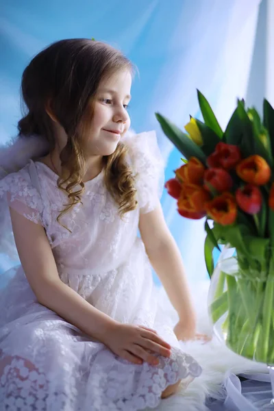 漂亮的姑娘穿着白色的衣服 头戴一束华丽的郁金香花 国际妇女节 有郁金香的女孩 — 图库照片