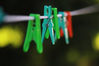 Yazın çamaşır ipinde mandallar. Kuru giysiler dışarıda. İpte giysiler.