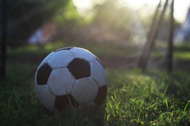 Çocuk spor için stadyuma gider. Futbol oynamadan önce antrenman yapan çocuk..