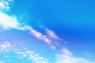 Yaz gökyüzünde yüksek bulutlar. Gökyüzü arka planı. Gökyüzünün meteorolojik gözlemleri.