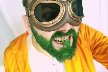 Şok oldum ve mutluyum. Aziz Patrick Günü 'n kutlu olsun. Aziz Patrick Günü 'nü kutlayan koca gözlü sakallı adam. Cüce şapkalı ve kostümlü hippi. Sakallı, yeşil giyen İrlandalı adam..