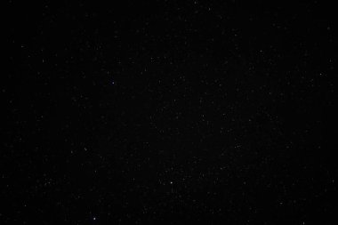 Gece gökyüzü. Gökyüzünde yıldızlar ve galaksiler alacakaranlıkta.