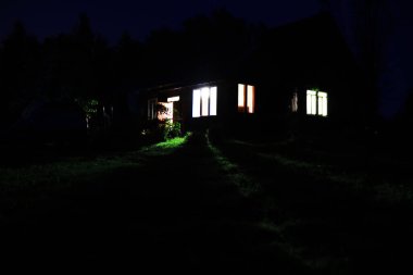 Gece gökyüzü. Gökyüzünde yıldızlar ve galaksiler alacakaranlıkta.