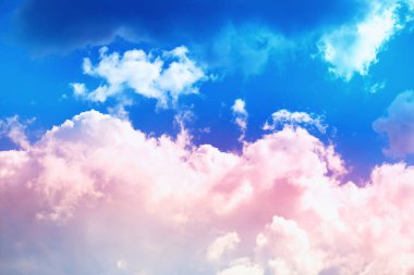 Yaz gökyüzünde yüksek bulutlar. Gökyüzü arka planı. Gökyüzünün meteorolojik gözlemleri.