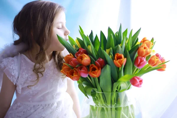 Piękna Dziewczyna Białych Sukienkach Wspaniałym Bukietem Pierwszych Tulipanów Międzynarodowy Dzień — Zdjęcie stockowe