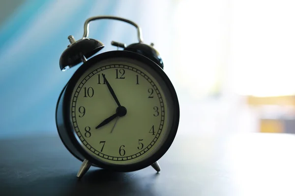 Μεγάλο Ξυπνητήρι Ρολόι Είναι Στο Τραπέζι Επιγραφή Χρόνος Ώρα Για — Φωτογραφία Αρχείου