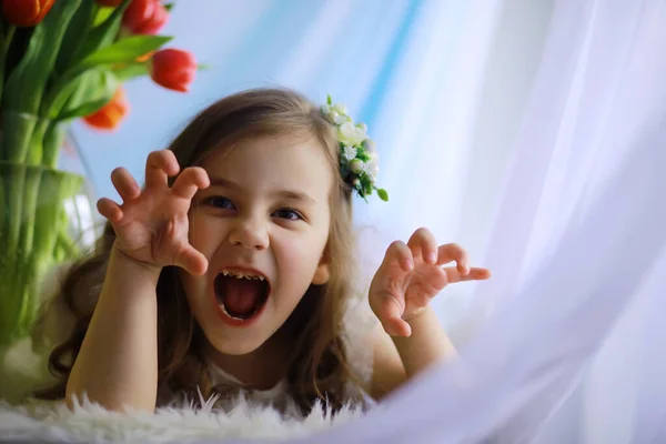 Menina Bonita Vestidos Brancos Com Magnífico Buquê Primeiras Tulipas Dia — Fotografia de Stock