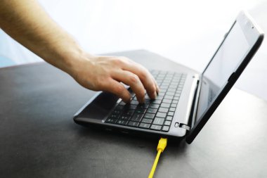 Bilgi Teknolojisi. Laptop internete bağlı. Bilgi savaşı.