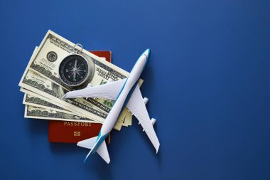 Seyahat konsepti. Seyahat çantası belgeleri. Tatil seti, belgeler, para.