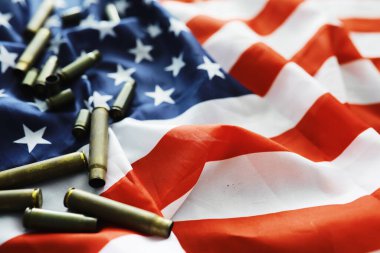 Gri arka planda Amerikan bayrağı. Askeri geçmişi ve kurşunları var. ABD ve AB ortak batısı.