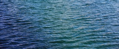 Su yüzeyi. Suyun dokusunu. Göldeki dalgalar rüzgarlı hava.