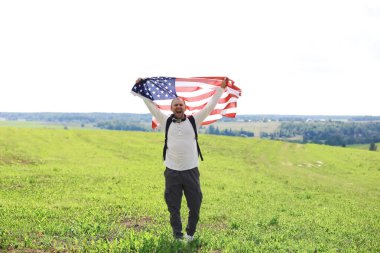 Tarla, bayram, vatanseverlik, gurur, özgürlük, siyasi partiler ve göçmen bayrağını sallayan adam