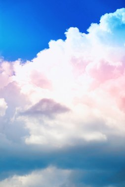 Yaz gökyüzünde yüksek bulutlar. Gökyüzü arka planı. Gökyüzünün meteorolojik gözlemleri.