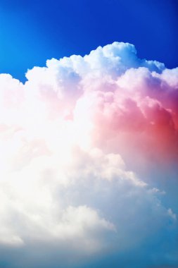 Yaz gökyüzünde yüksek bulutlar. Gökyüzü arka planı. Gökyüzünün meteorolojik gözlemleri.