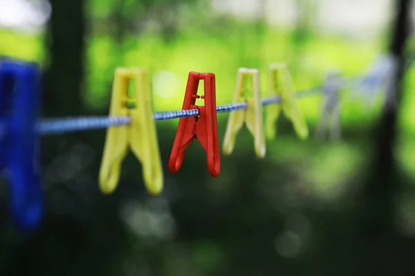 Špendlíky Prádelní Šňůře Létě Suché Oblečení Venku Oblečení Laně — Stock fotografie