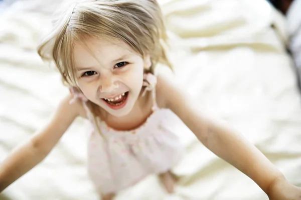 Küçük Sarışın Kız Yatağa Uzanıyor Duygusal Çocuk Pozu — Stok fotoğraf
