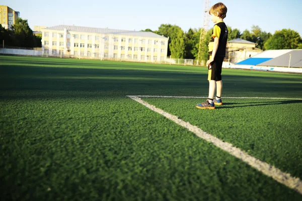 아이는 경기장에서 스포츠를 갑니다 축구를 훈련받는 — 스톡 사진
