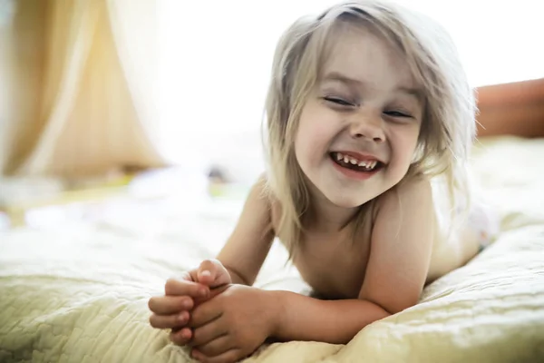 Little Blonde Girl Lies Bed Emotional Child Infant Posing — Stock Photo, Image